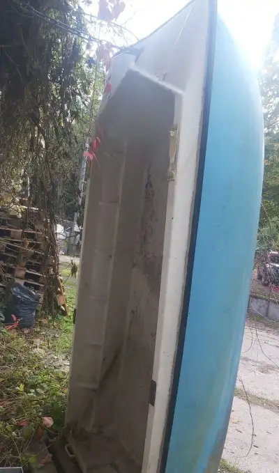 Lodička laminátová poškozená