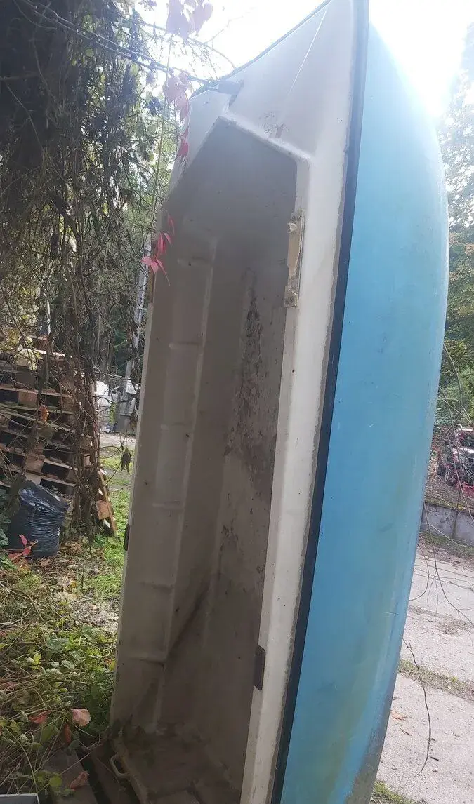 Lodička laminátová poškozená