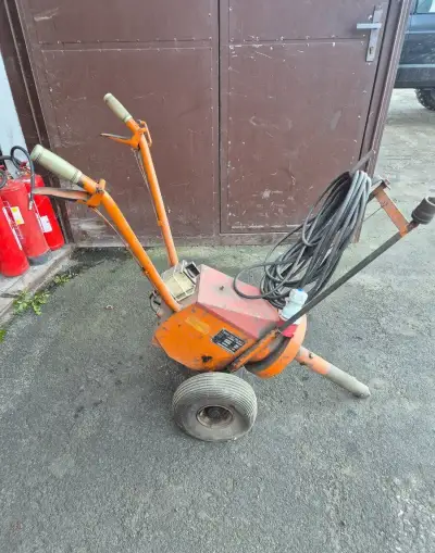 Elektrický rázový utahovák matic kol nákladních vozidel.