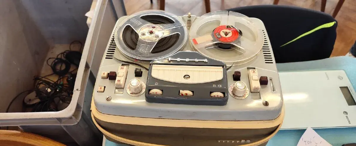 Magnetofon B3, gramo, retro elektrický polštář