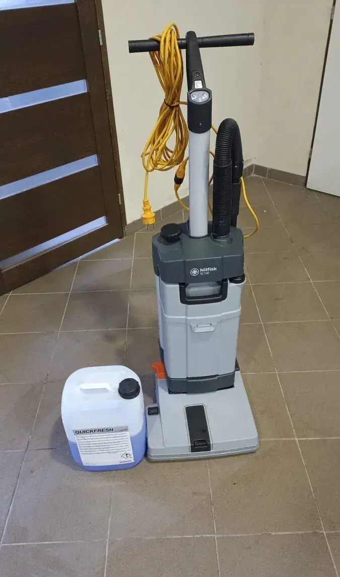 PROFI Podlahový mycí stroj/myčka/vysavač NILFISK SC100