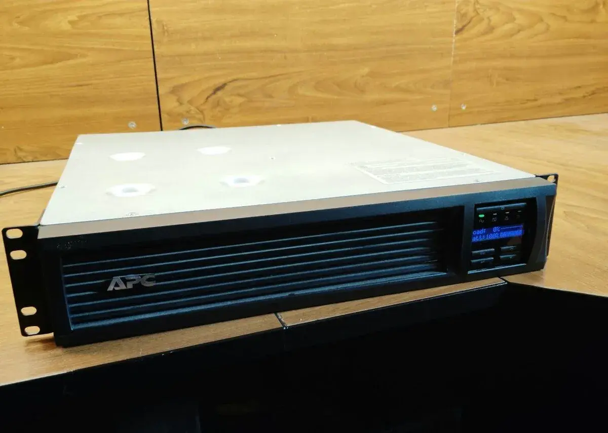 UPS záložní zdroj - APC Smart-UPS SMT1000RMI2U