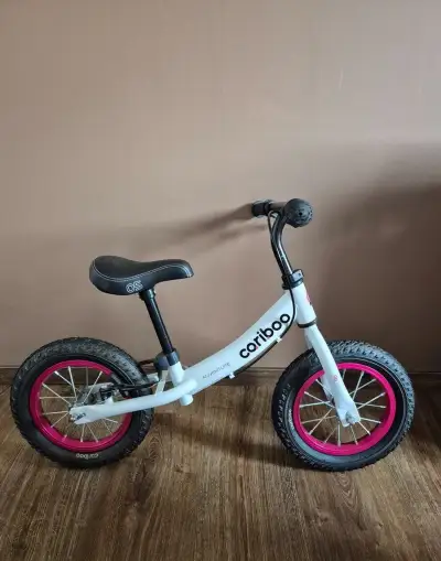 Odrážedlo Cariboo Adventure s brzdou, bílorůžové