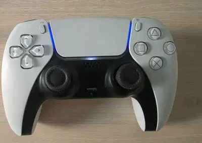 PS5 ovladač v pěkném stavu