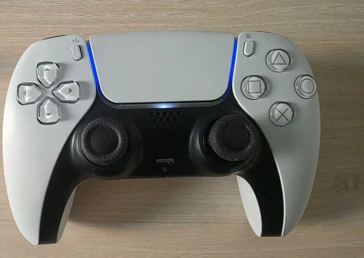PS5 ovladač v pěkném stavu