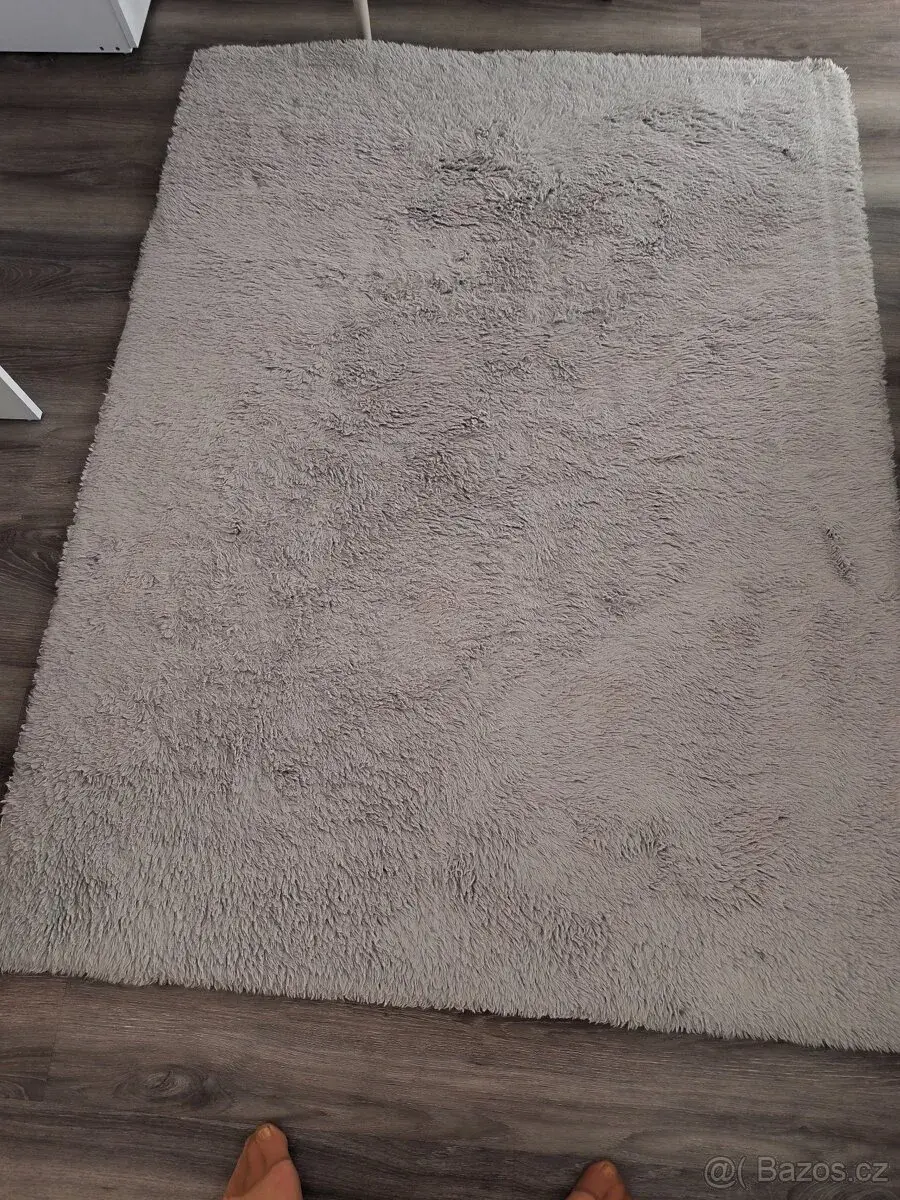 Šedý koberec