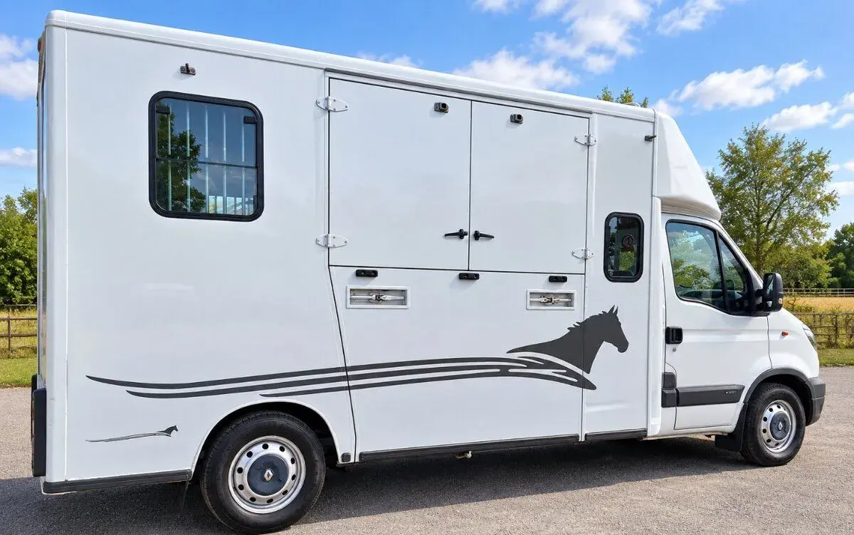 Renault Master THÉAULT - přepravník koní,5 míst, spaní