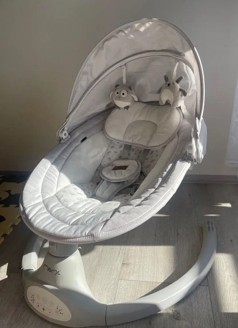 Dětské houpátko MoMi světle šedé barvy