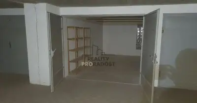 Pronájem garáže 18m2 v krytém komplexu U Lesíka ve Znojmě,