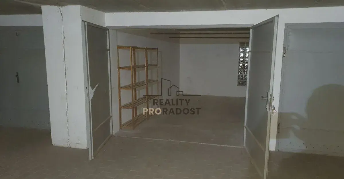 Pronájem garáže 18m2 v krytém komplexu U Lesíka ve Znojmě,