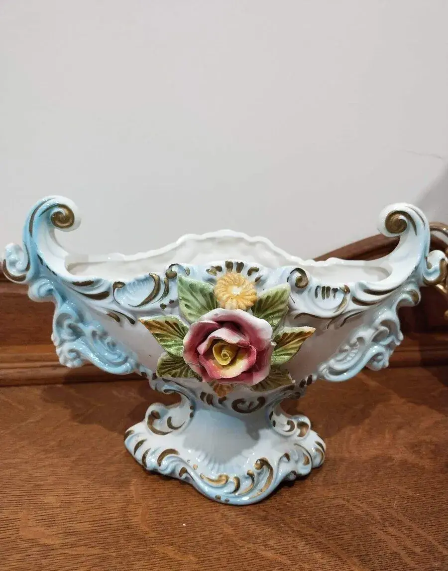 Starožitna porcelánová mísa ve tvarů Gondoly, signováno.
