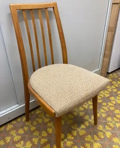 4 polstrované židle, mírně snížené