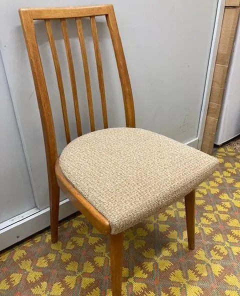 4 polstrované židle, mírně snížené