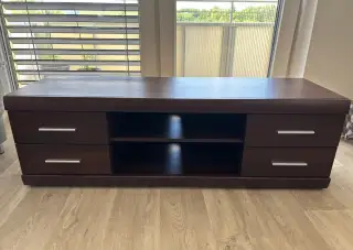 Tmavě hnědá komoda