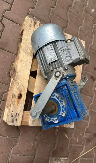 Elektromotor se šnekovým převodem