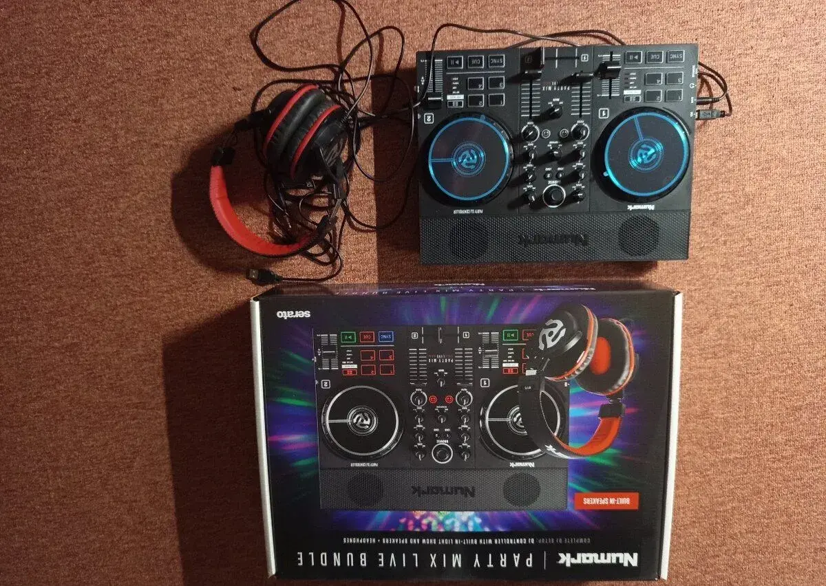 Numark Party Mix II kontroler s vestavěným diskotékovým osvě