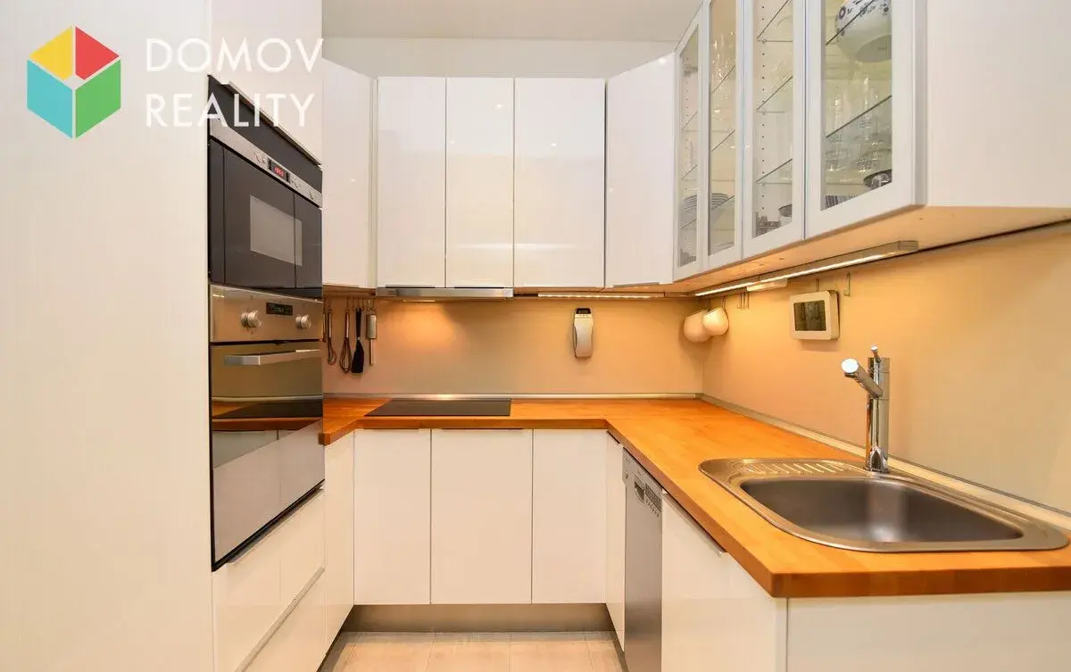 Světlý , moderně zařízený cihlový byt 2+kk, 52,7 m², Praha