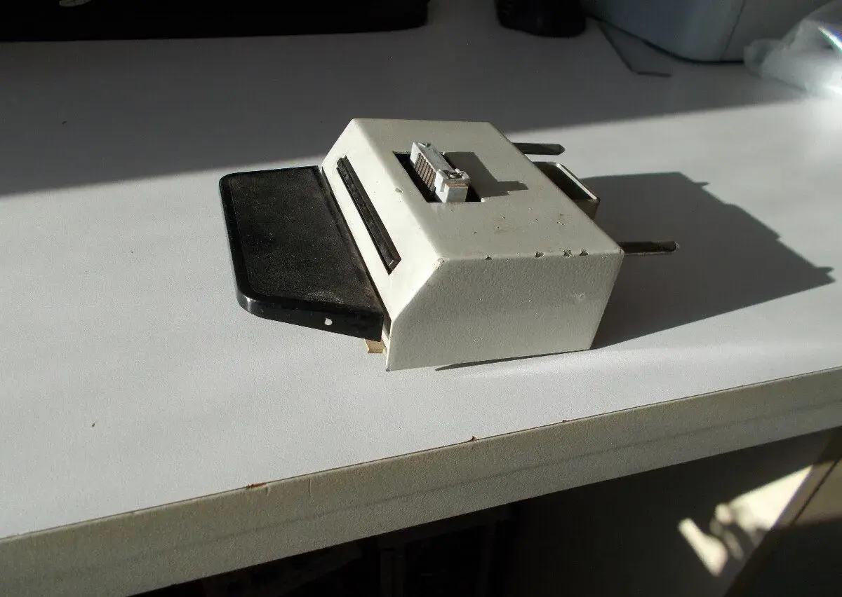 TESLA BM 528 - měřící adaptér pro IO