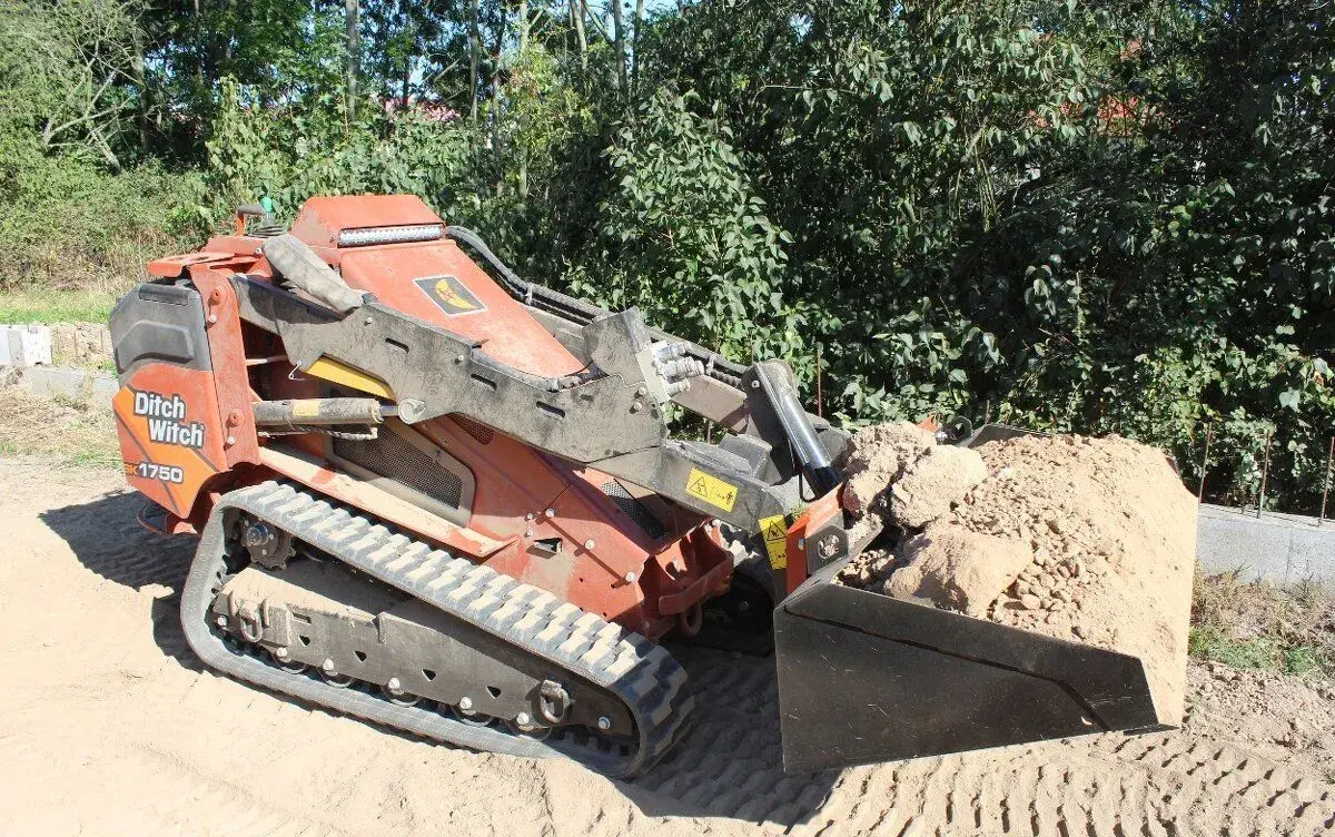 Zemní práce nakladačem Ditch Witch - Poděbrady