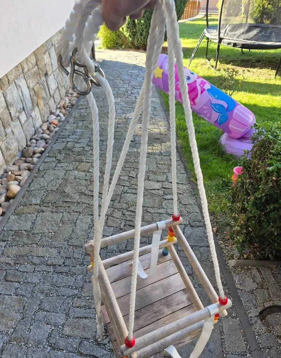 Dřevěná houpačka do 4let