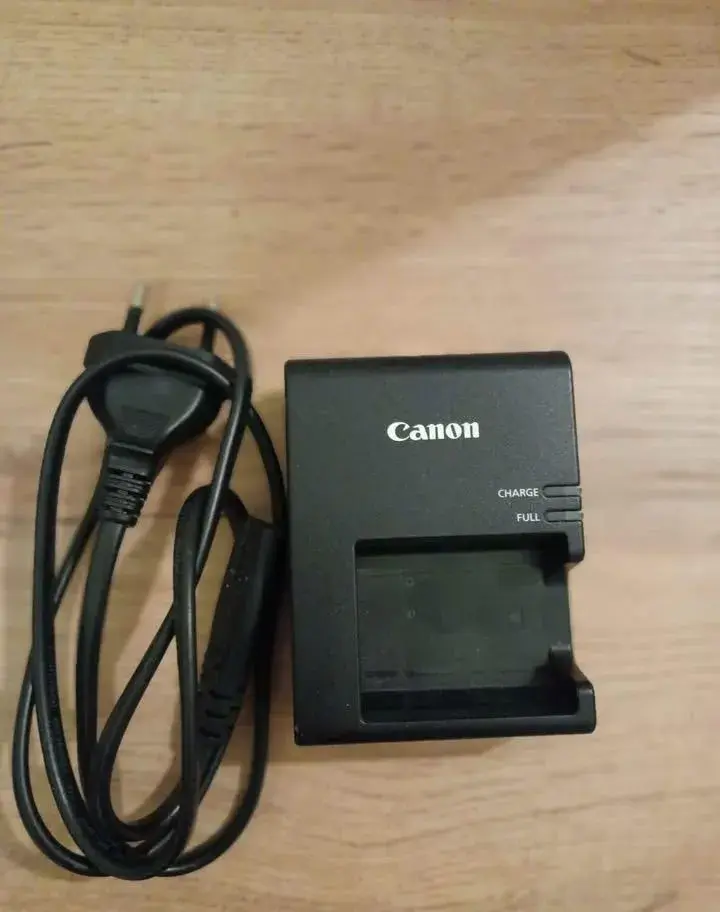 Canon nabíječka baterií LC-E10E