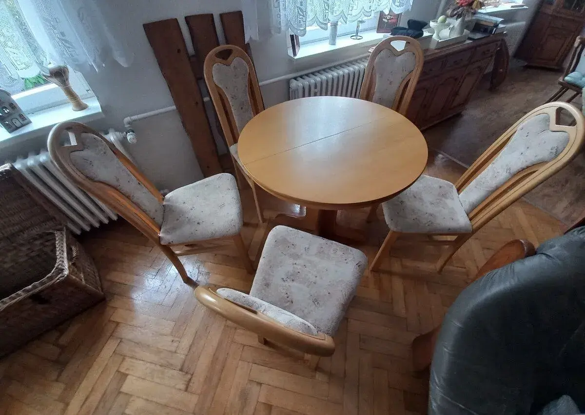 Jídelní stůl a pět židlí v hezkém stavu