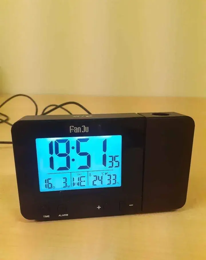 Digitální hodiny s budíkem