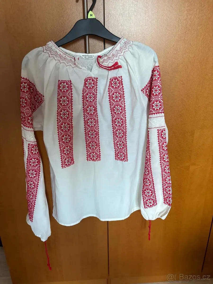 Krojovaná vyšívaná košulenka