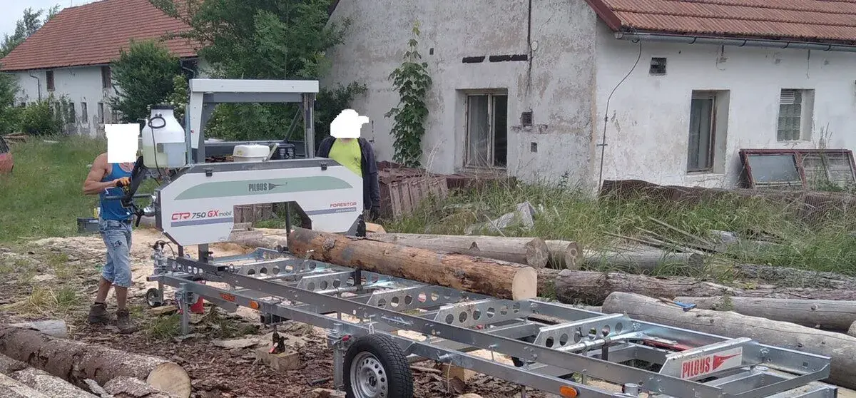 Pilous mobilní kmenová pásová pila