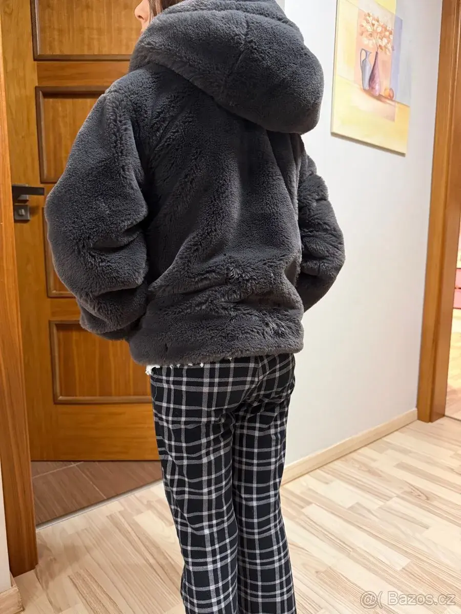 Krásný dívčí Zara kožíšek 8/9 let