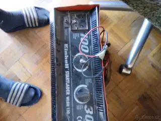 Nabíječku 12-24V funkční