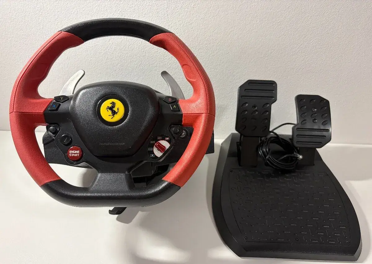 Volant Thrustmaster Ferrari 458 Spider + Pedály