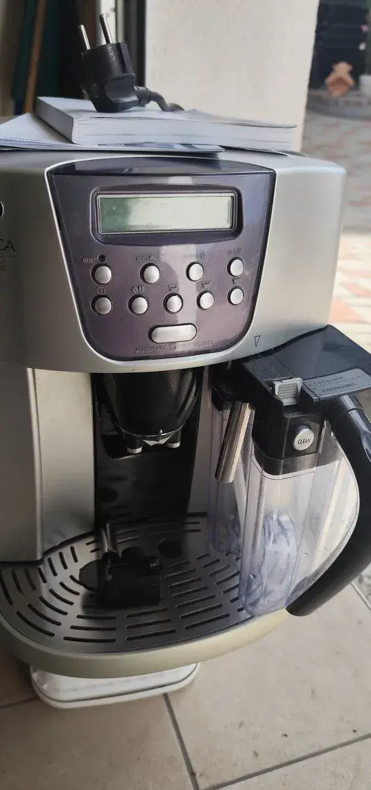 Automatický kávovar DeLonghi