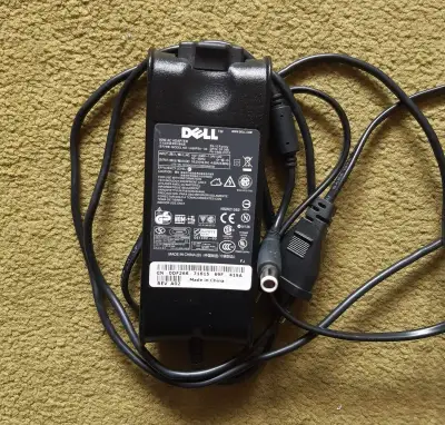 Nabíječku pro notebook Dell, model LA90PS0-00