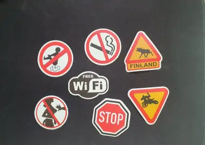 Mix nálepek, WiFi, no smoking, stop.