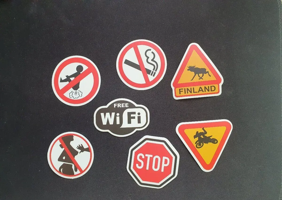 Mix nálepek, WiFi, no smoking, stop.