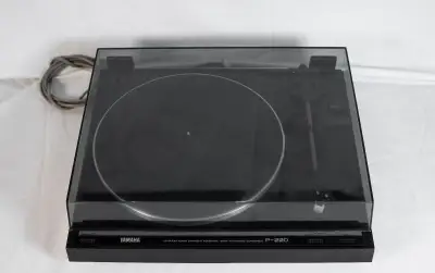 Gramofon Yamaha P 220, poloautomat