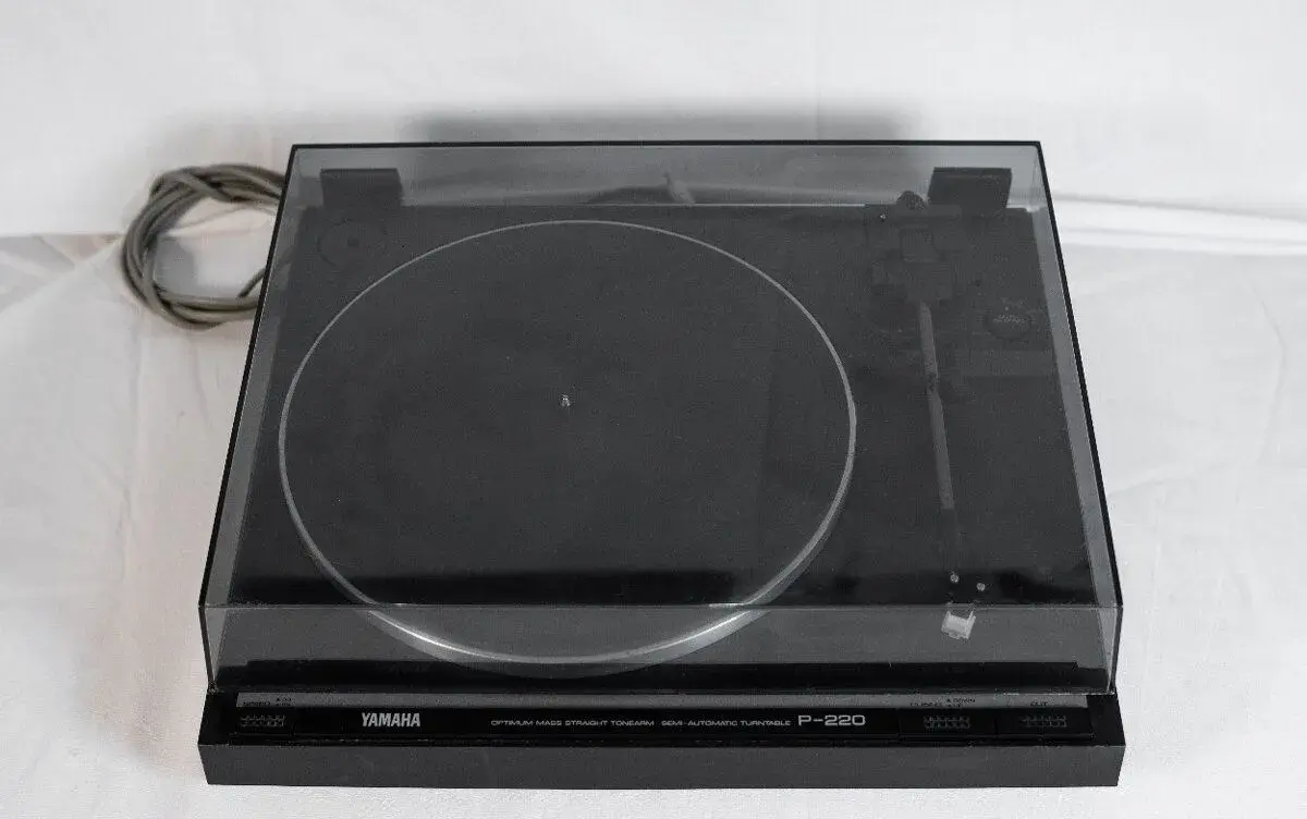 Gramofon Yamaha P 220, poloautomat