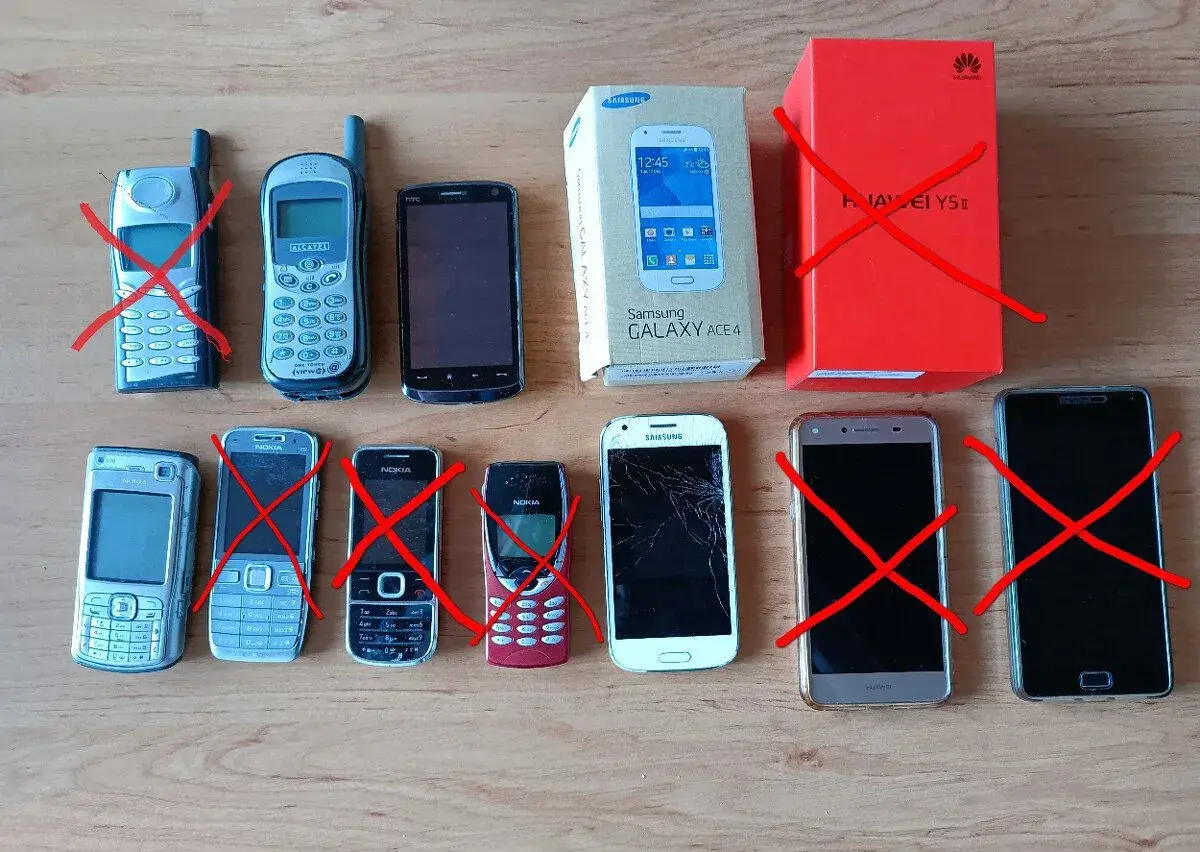 Staré tlačítkové telefony - různé značky