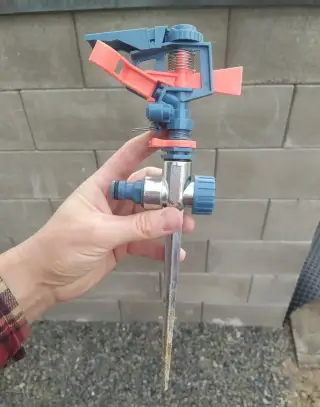 Sprinklery zahradní na zalívání trávy