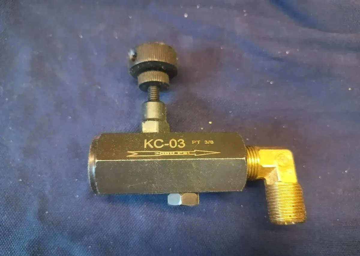 Hydraulický škrtící ventil s připojovacím závitem 3/8"