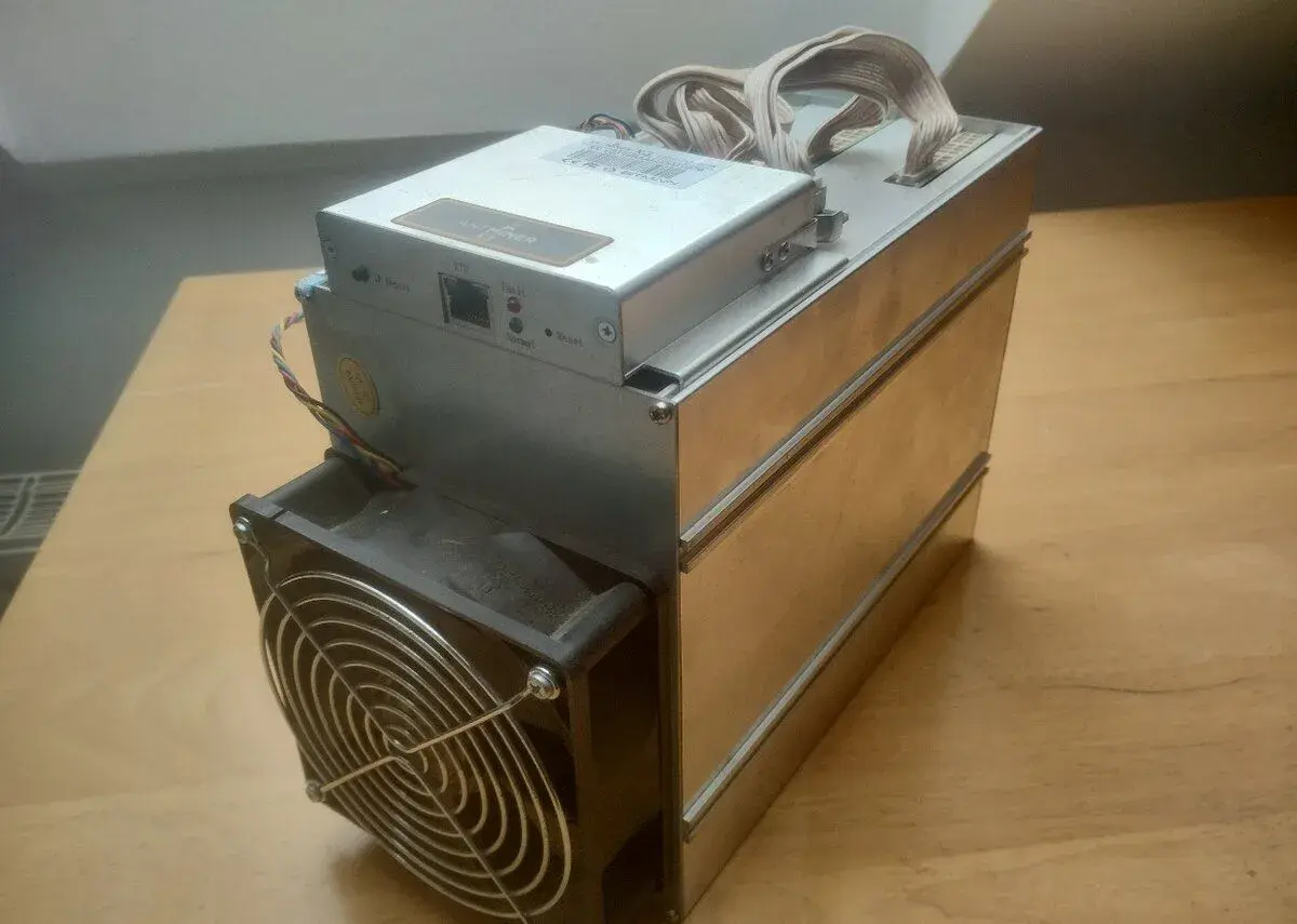Bitmain X3 výpočetní stroj – funkční, bez zdroje