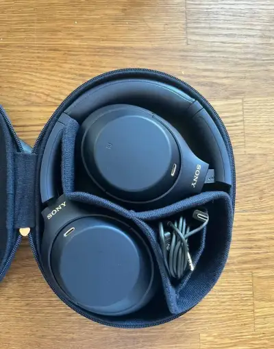 Sony WH-1000 XM4 - Záruka do Prosince 2027