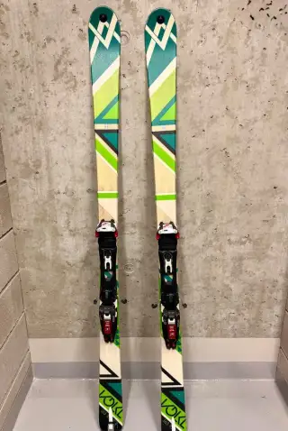 Skialpy Völkl 163 cm + vázání Marker Tour F10 + zánovní pásy