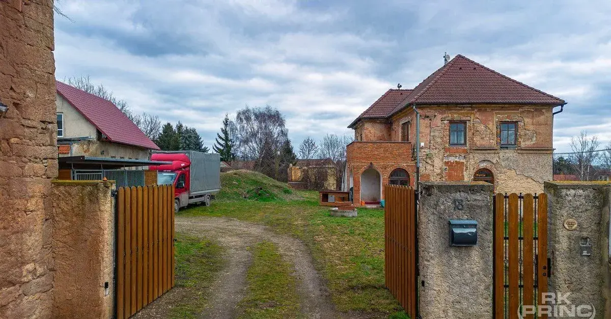 Prodej historického statku s velkým pozemkem 4339 m2, Bratko