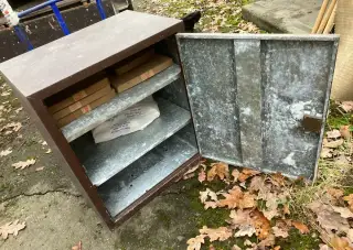 Skříň kovová dílenská uzamykatelná 500 kč
