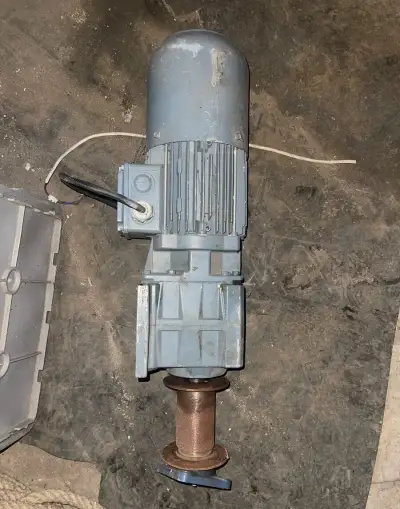 Motor s převodovkou 230/400V a elektrickou brzdou, naviják