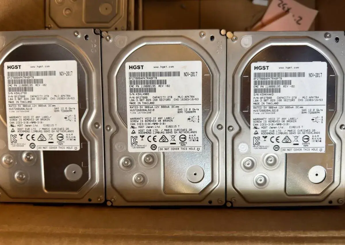 32x HGST 2TB SAS – enterprise HDD