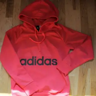 Mikina znackova s kapuci Adidas