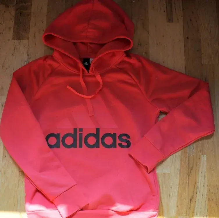Mikina znackova s kapuci Adidas